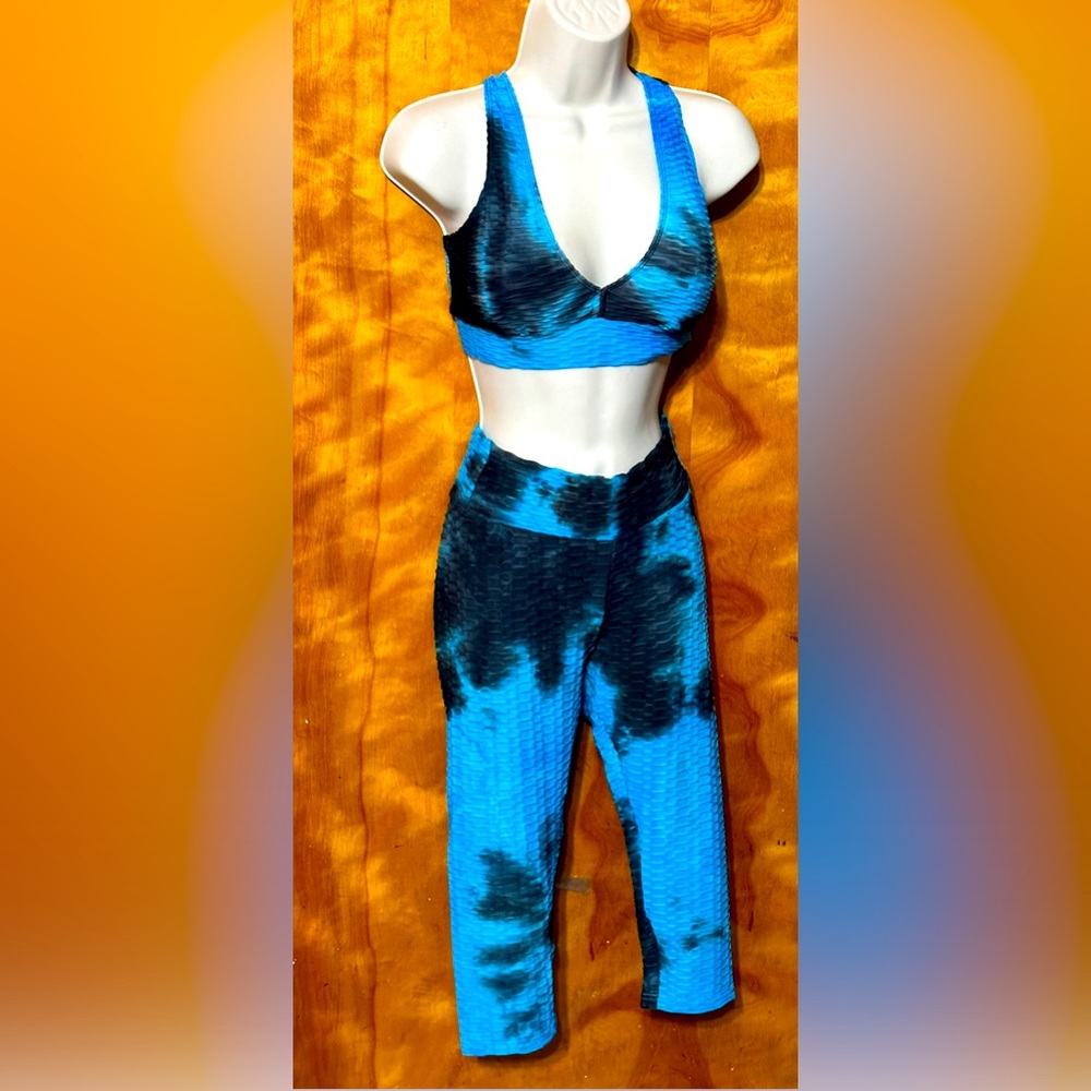 Brazilian Scrunch Butt Sports bra & Cropped Leggings New size Small